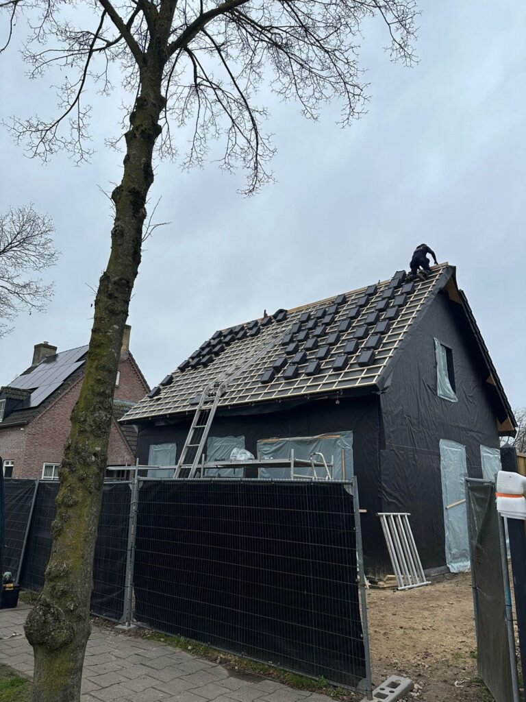 Strak gelegde dakpannen na dakherstel in Terschuur