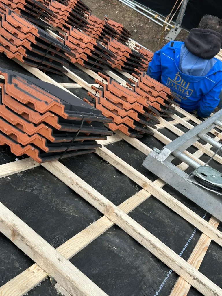 Vervangen dakpannen op een pannendak in Terschuur