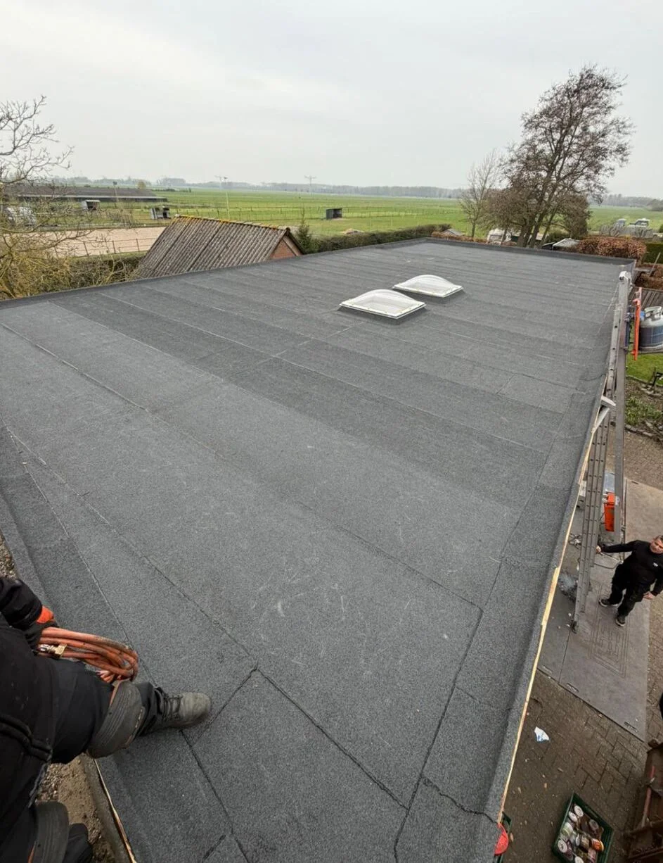 Nieuw plat dak met PIR-isolatie en bitumen in Voorthuizen