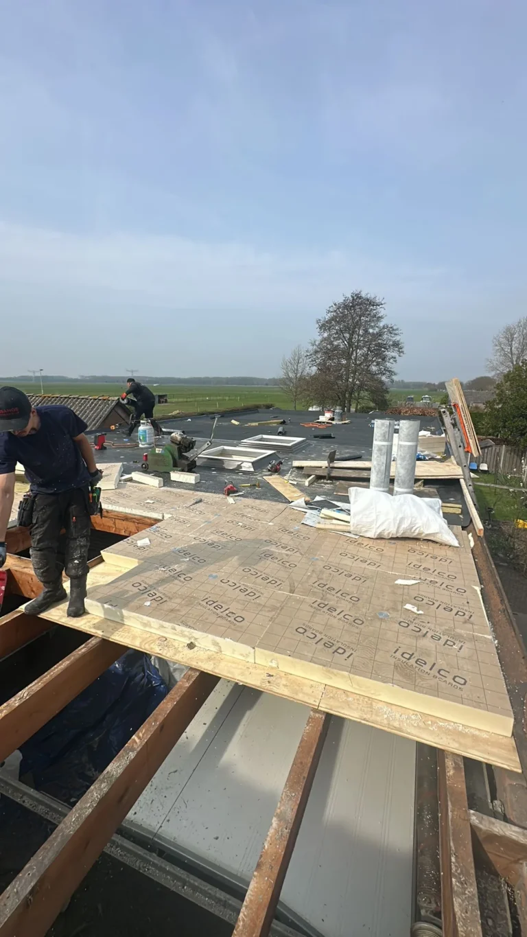 Vernieuwd plat dak met bitumen dakbedekking op een woning in Voorthuizen