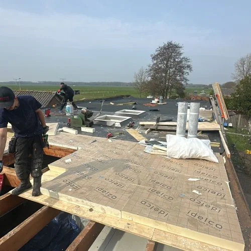 Plat dak in Harskamp na renovatie door Dakdekker Barneveld