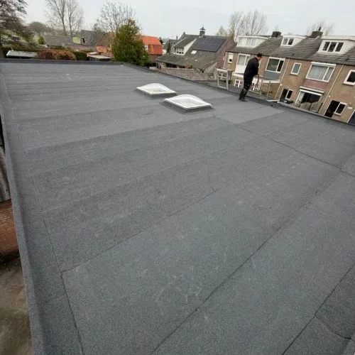 Strak afgewerkt plat dak met nieuwe dakkoepels in Harskamp