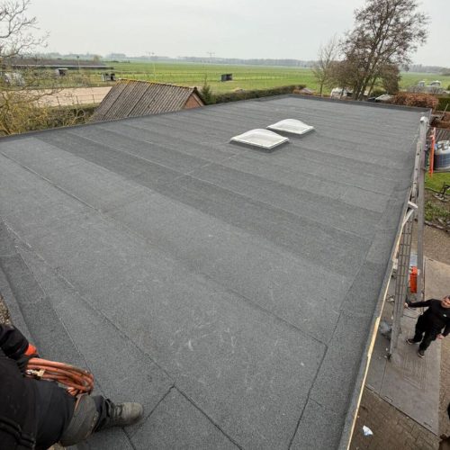 Bitumen dakbedekking op een gerenoveerd plat dak in Harskamp