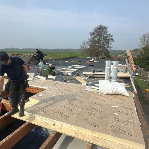 Platdak renovatie in Harskamp met nieuw dakbeschot en PIR-isolatie