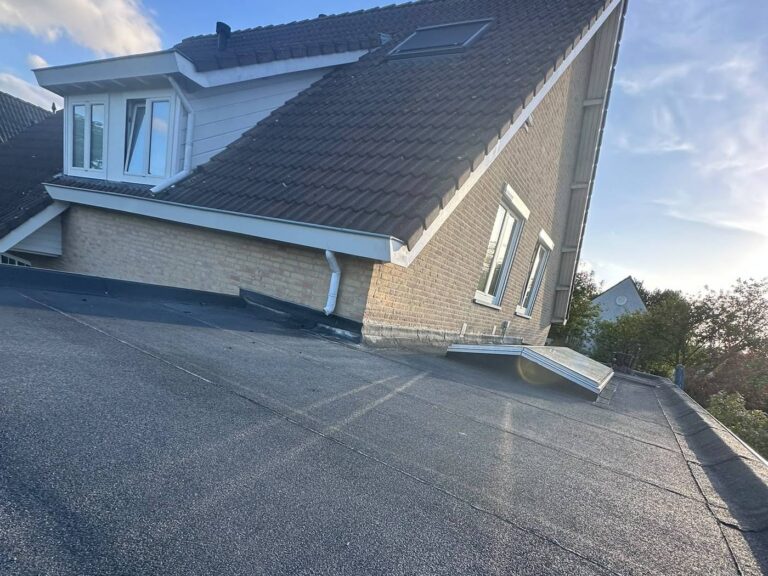 Nieuwe bitumen dakbedekking na dakrenovatie in Zwartebroek