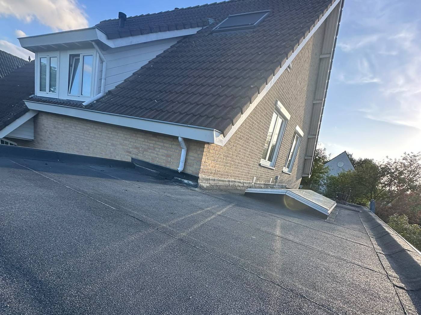 Nieuwe bitumen dakbedekking na dakrenovatie in Zwartebroek