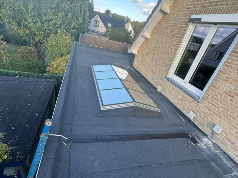 Nieuw dakraam in gerenoveerd plat dak in Zwartebroek