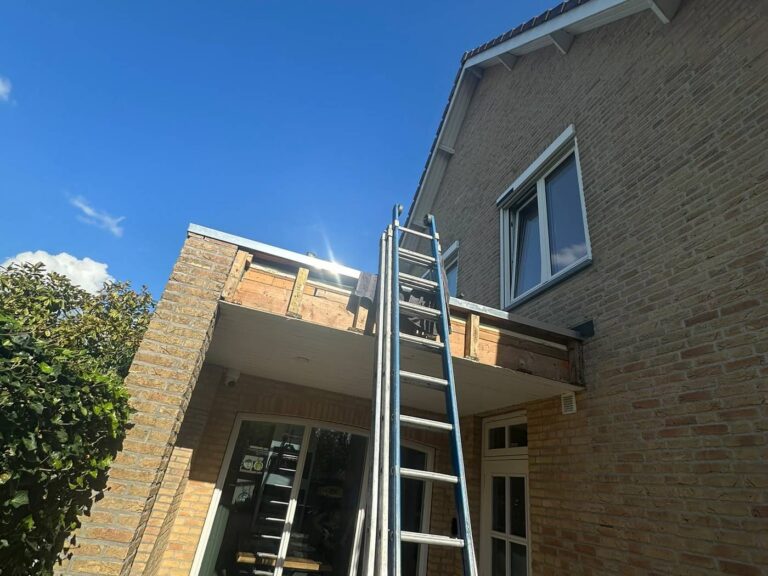 Plat dak tijdens de renovatiewerkzaamheden in Zwartebroek