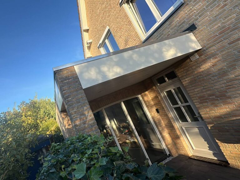 Trespa boeidelen langs het gerenoveerde dak in Zwartebroek