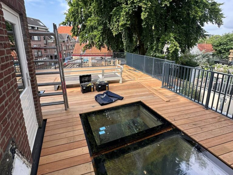 Dakterras met hardhouten vlonder rond twee glazen daklichten in Achterveld