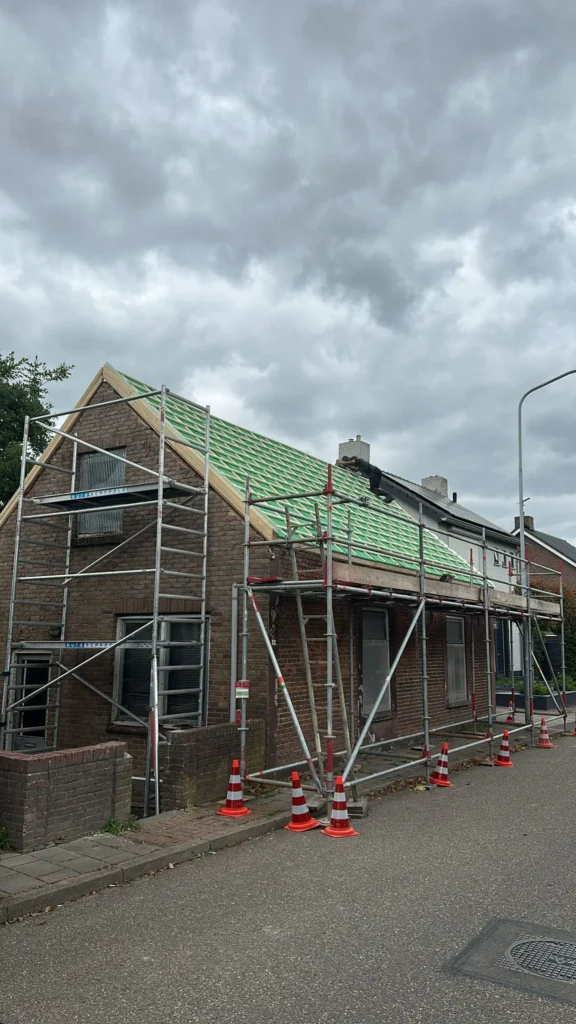 Steiger rond een woning waarvan het pannendak wordt vernieuwd in Barneveld