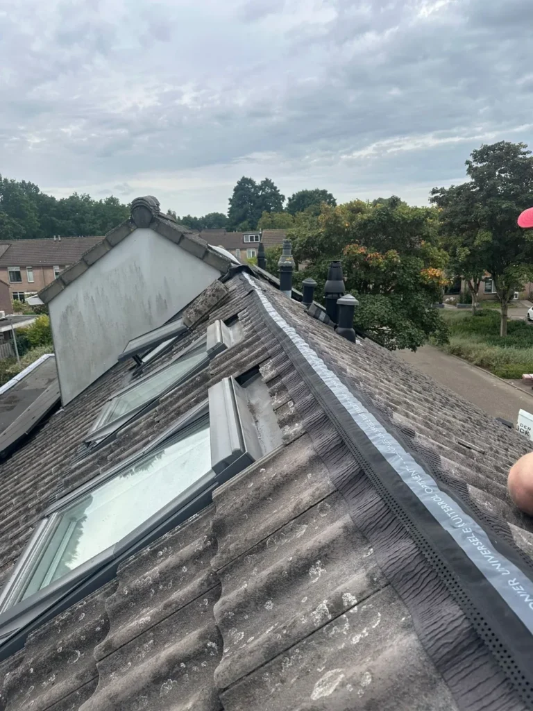 Nieuwe nokafwerking op een pannendak met dakramen in Barneveld